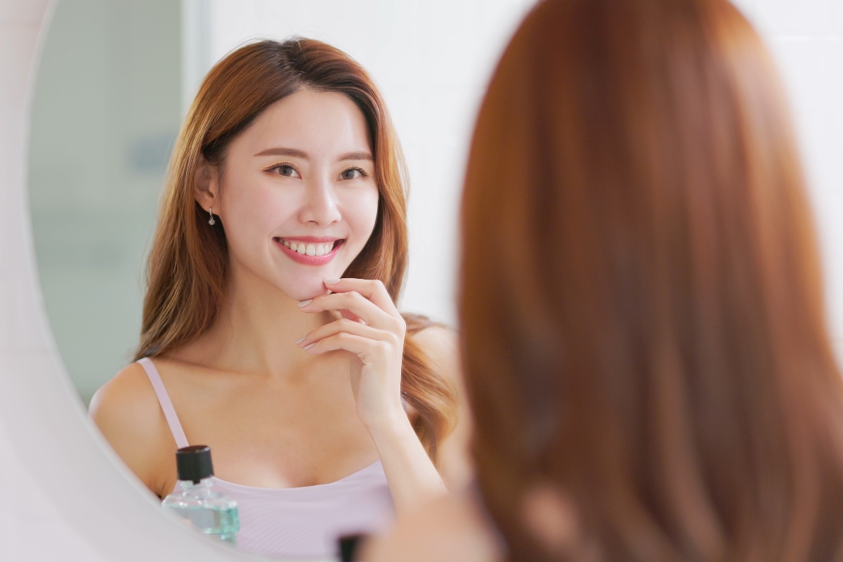 Sorriso riflesso allo specchio di una donna.