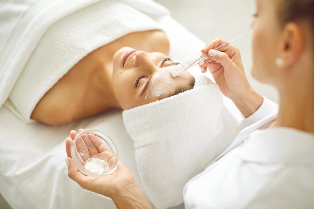 Momento beauty: applicazione di maschera da parte dell’estetista