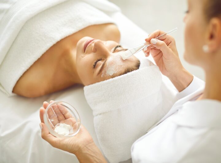 Momento beauty: applicazione di maschera da parte dell’estetista