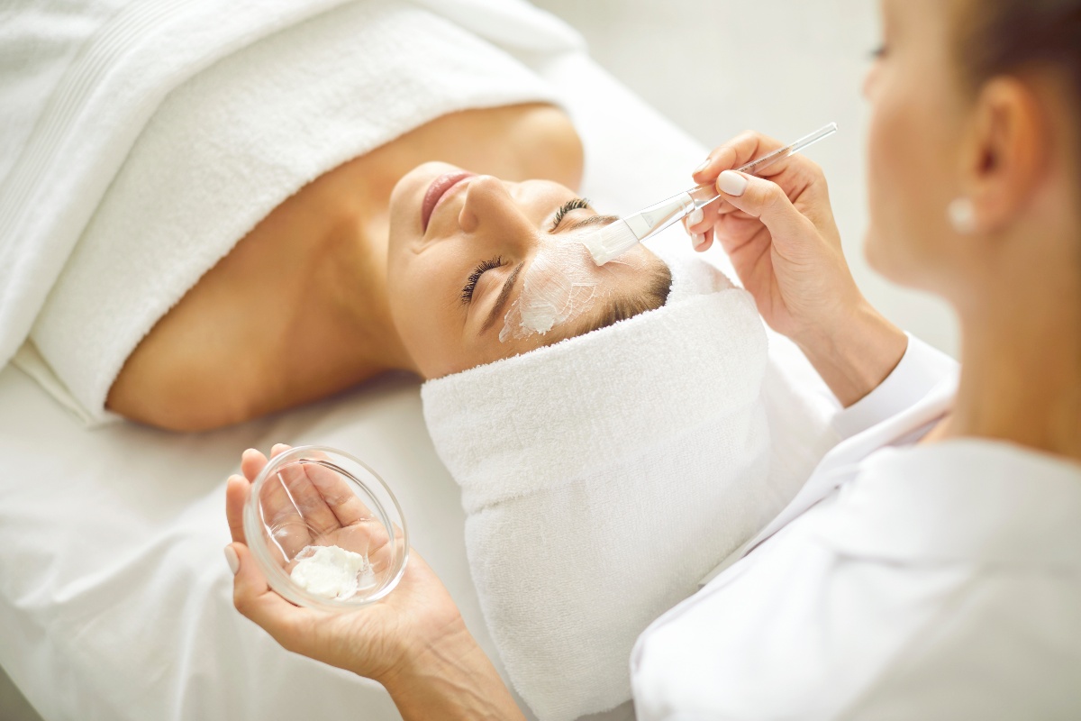 Momento beauty: applicazione di maschera da parte dell’estetista