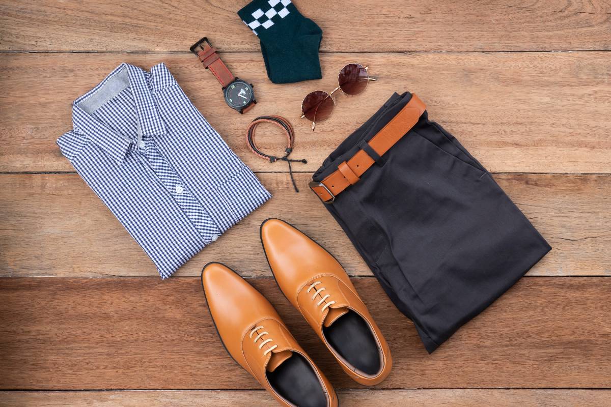 Stile raffinato da uomo: camicia e scarpe e accessori in primo piano.