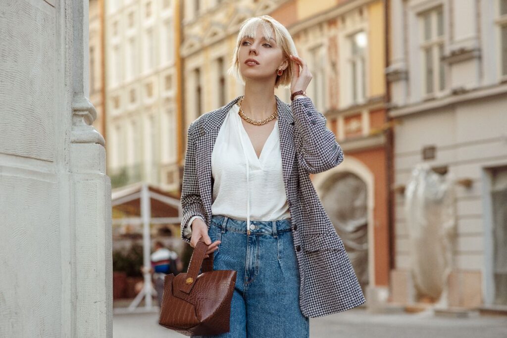 Ragazza con outfit elegante e giacca blazer.