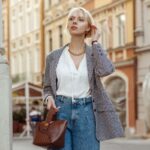 Ragazza con outfit elegante e giacca blazer.