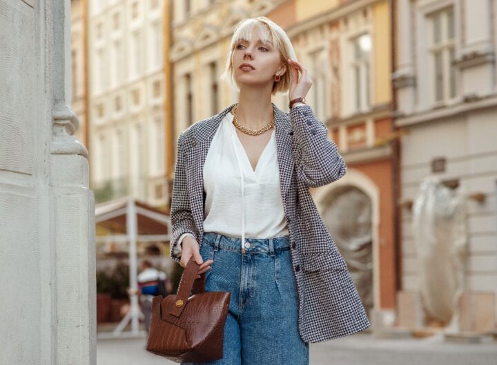 Ragazza con outfit elegante e giacca blazer.