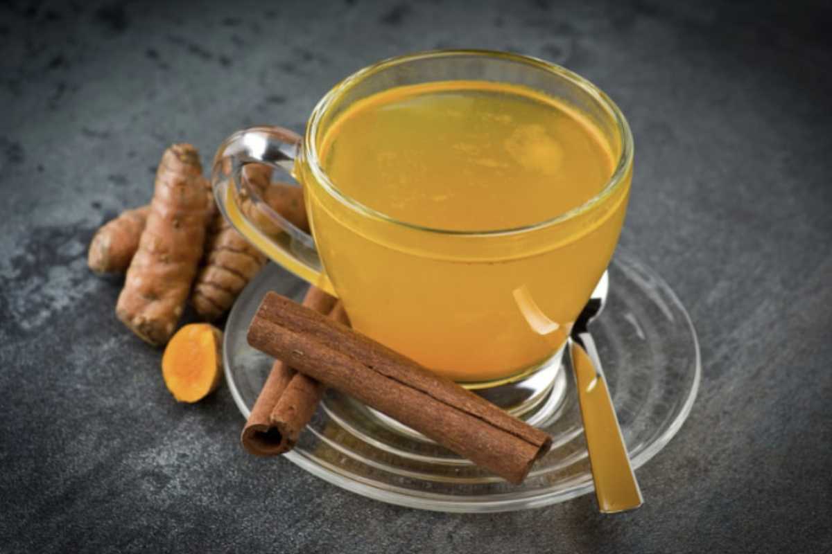Questa tisana può essere consumata sia a merenda che dopo cena, offrendo un momento di relax e benessere.