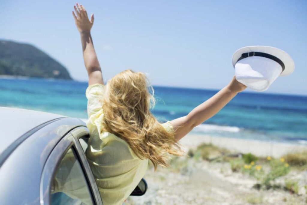 Molti di noi, quando pensano a una fuga estiva, si lasciano tentare dalle classiche mete come la Grecia, con le sue incantevoli isole e il blu