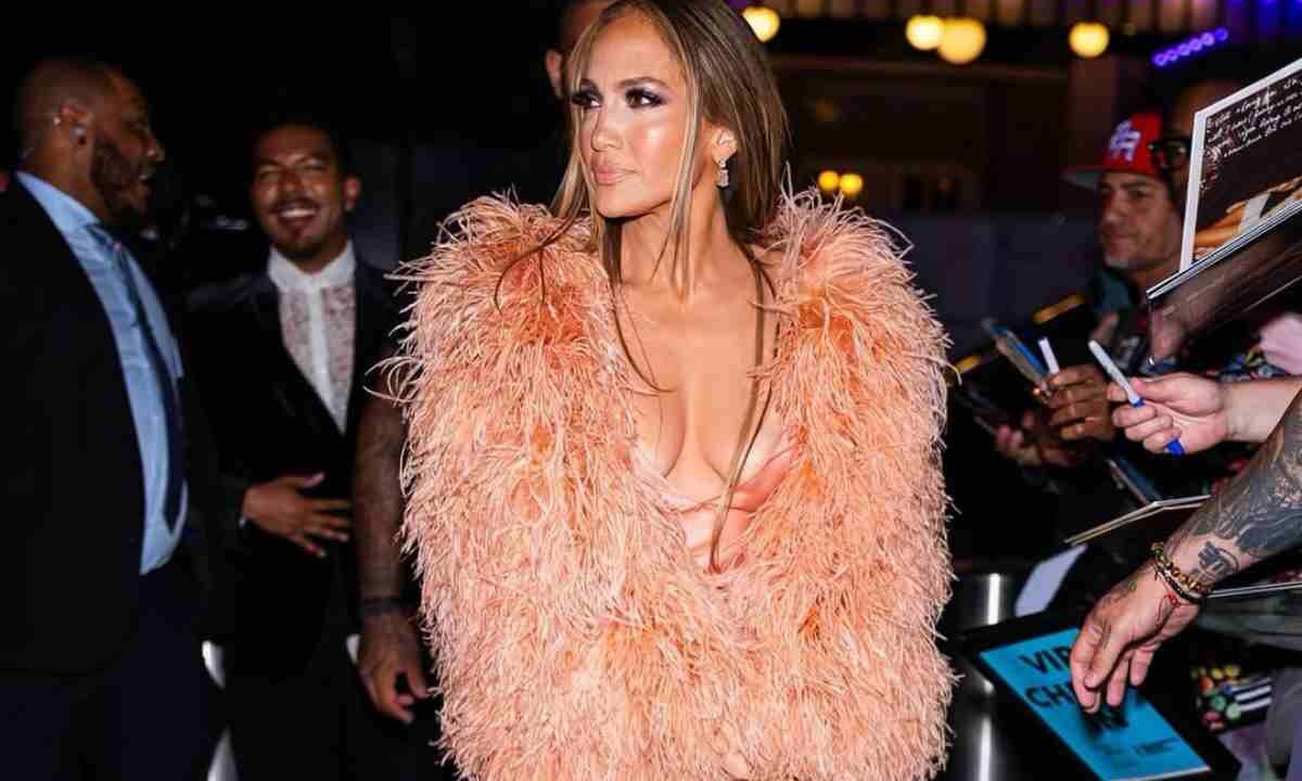 Perché sono tutti pazzi dell'outfit di Jennifer Lopez