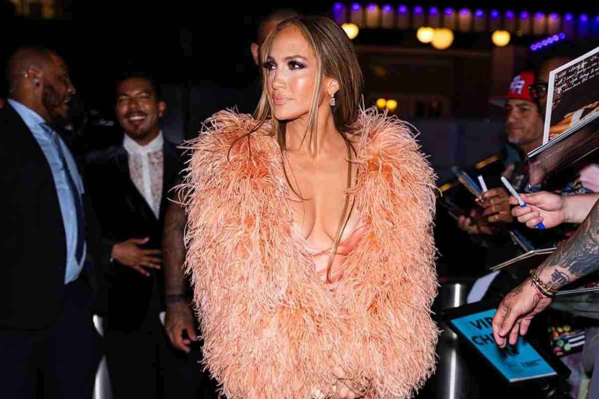 Jennifer Lopez Rubava la Scena: L'Abito che ha Conquistato New York e Ha Scatenato un'Onda di Ammirazione