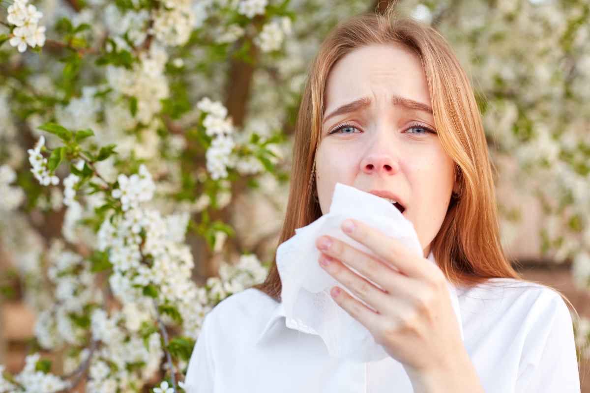 Primavera da incubo, starnuti, occhi rossi e sonnolenza: sintomi e rimedi per difendersi dalle allergie stagionali