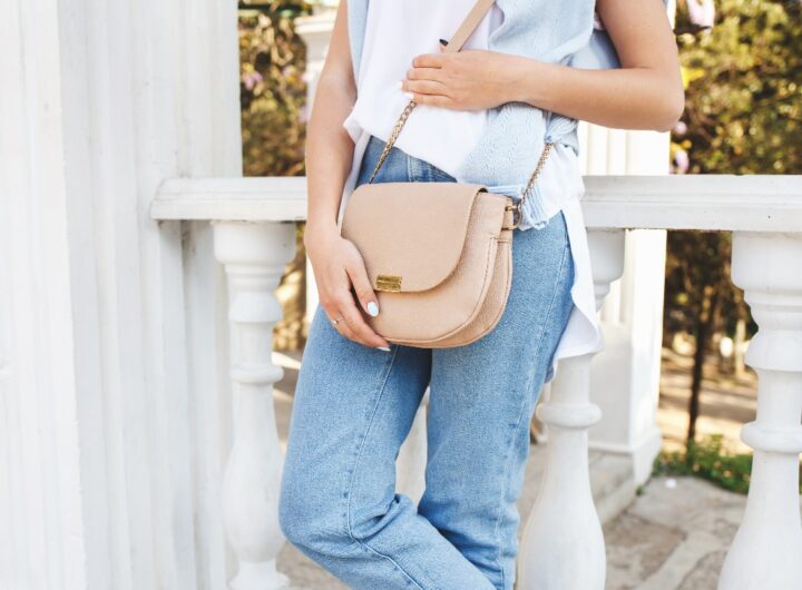 Borsa a tracolla abbinata a un outfit casual.