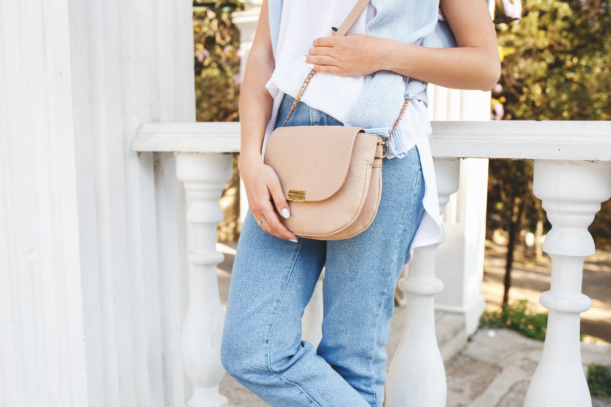 Borsa a tracolla abbinata a un outfit casual.
