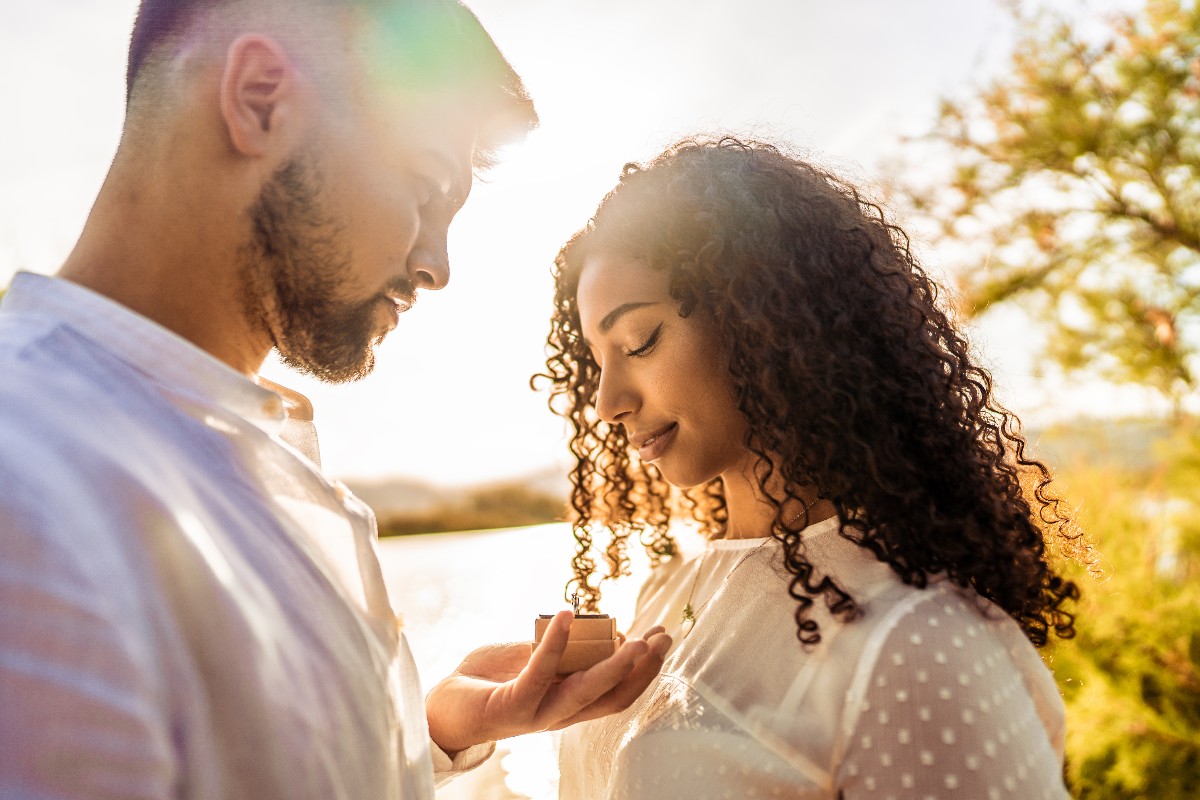 Proposta di matrimonio con anello.