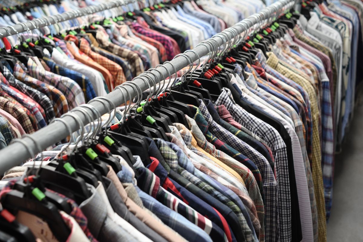 Magazzino di camicie e capi d’abbigliamento