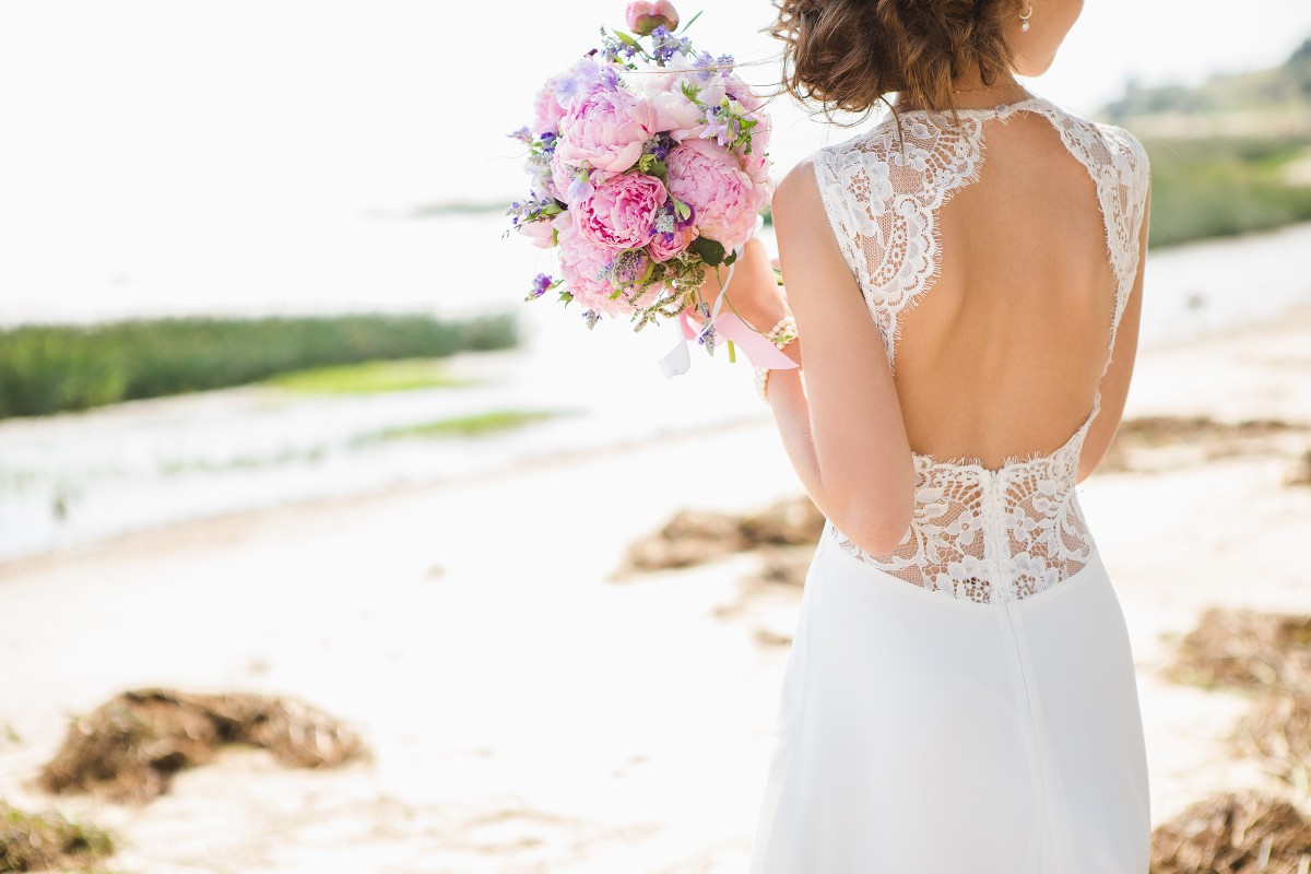 Sposa sulla spiaggia in una giornata estiva