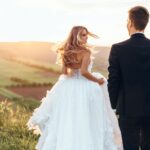 Sposi al tramonto nel giorno del matrimonio