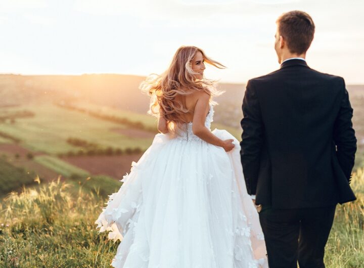 Sposi al tramonto nel giorno del matrimonio