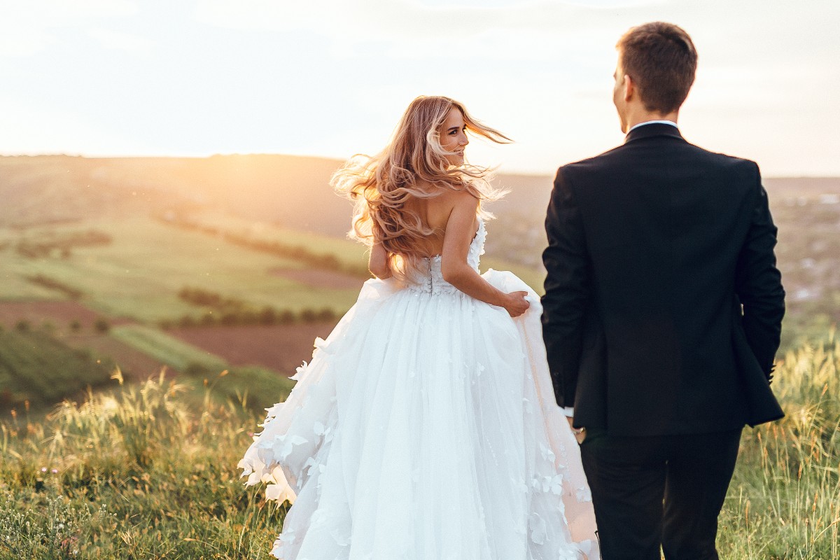 Sposi al tramonto nel giorno del matrimonio