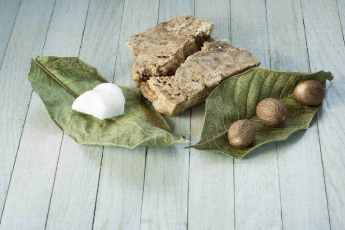 L’uso regolare del sapone nero africano non solo migliora la qualità della pelle, ma contribuisce anche a uniformarne il tono