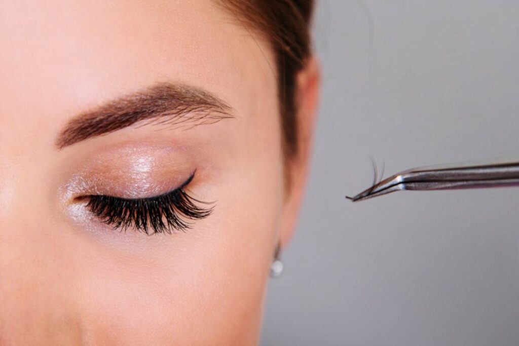 Tra le soluzioni più ambite c’è il microblading, una tecnica di tatuaggio cosmetico semipermanente molto precisa ma che richiede