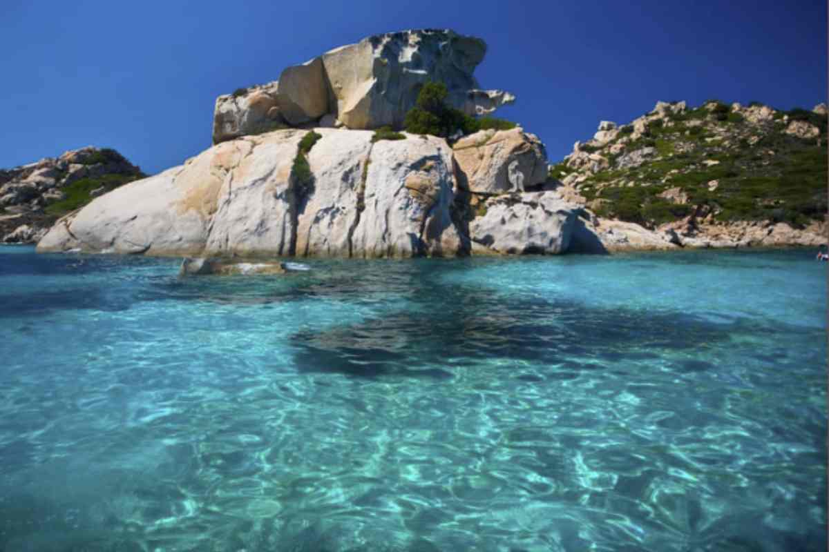 La Pelosa, situata nella parte nord-occidentale della Sardegna, è una delle spiagge più iconiche dell'isola.