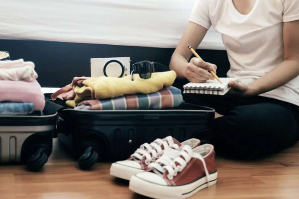 Prima di fare le valigie e partire, ci sono alcune operazioni fondamentali da svolgere per garantire un viaggio sereno e senza imprevisti.