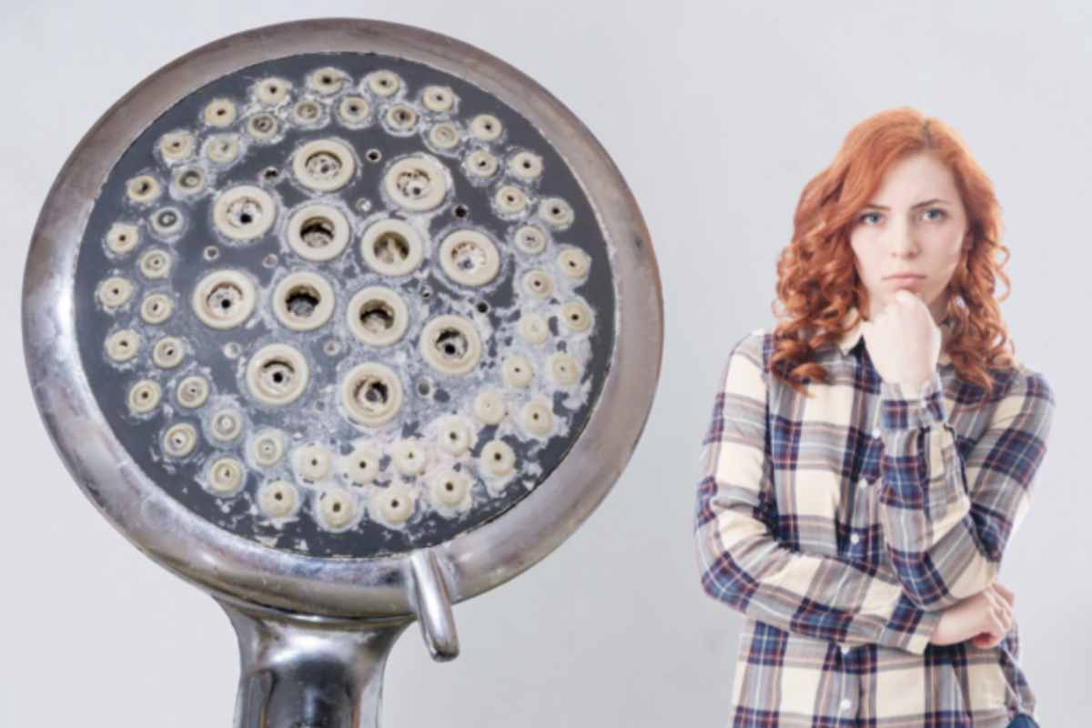 Questo deposito minerale non solo rovina l’aspetto estetico degli ambienti, ma compromette anche la funzionalità di soffioni e rubinetterie,