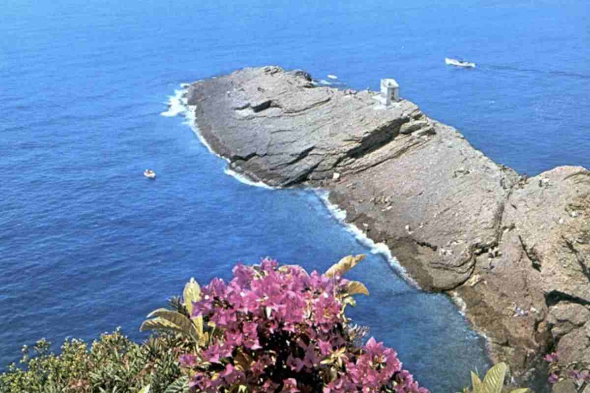 Oltre alle sue straordinarie bellezze naturali, Punta Chiappa è intrisa di storia. A pochi passi dalla spiaggia si trovano i resti della Batteria di Punta Chiappa,