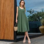 Ragazza con abito elegante e sandali estivi