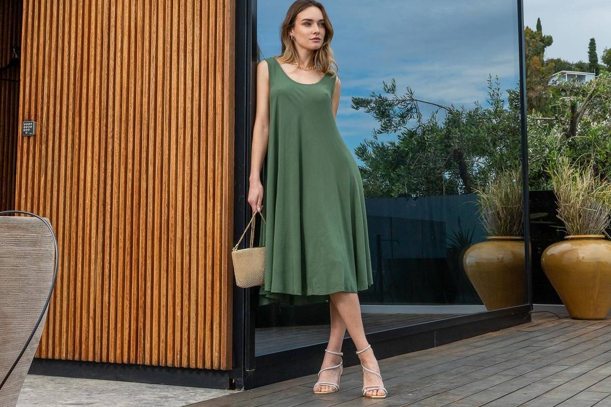 Ragazza con abito elegante e sandali estivi