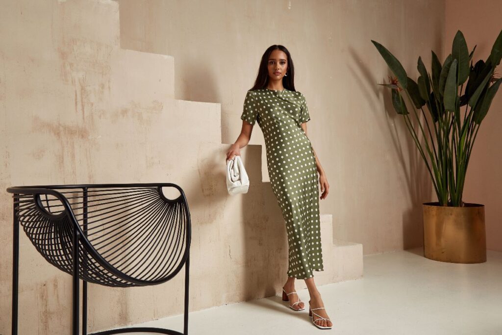 Ragazza con abito elegante e sandali estivi
