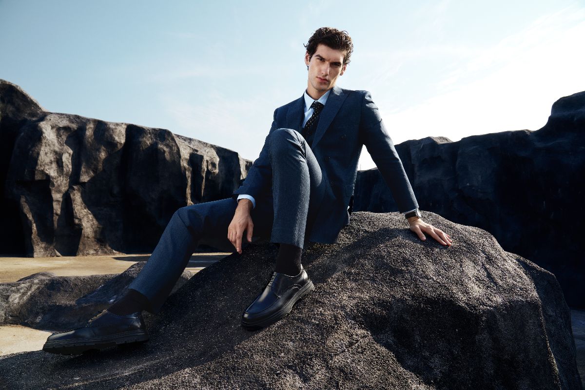 Giovane uomo in abito elegante di colore blu