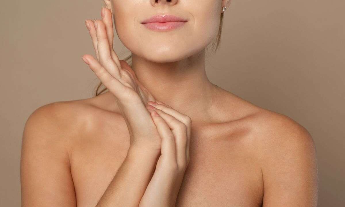 Effettuare regolarmente una pulizia del viso fai da te permette di mantenere la pelle fresca e luminosa