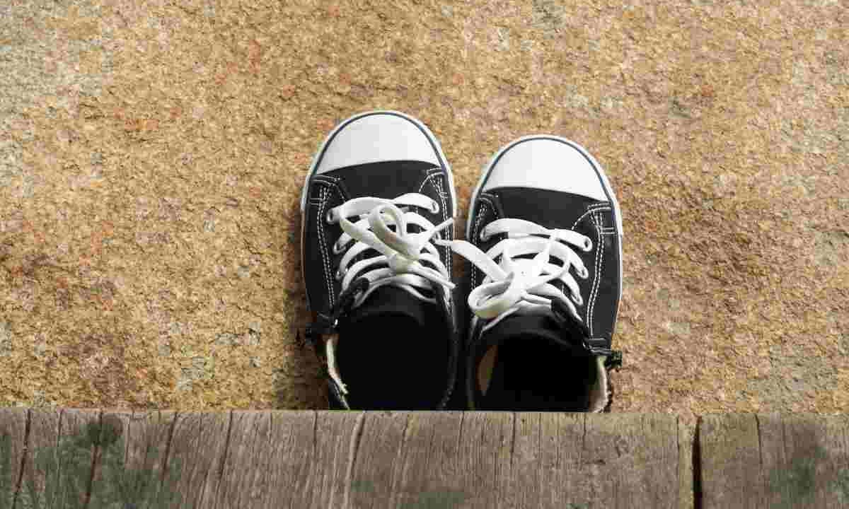 togliersi scarpe senza slacciarle cosa significa