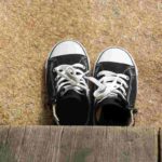 togliersi scarpe senza slacciarle cosa significa