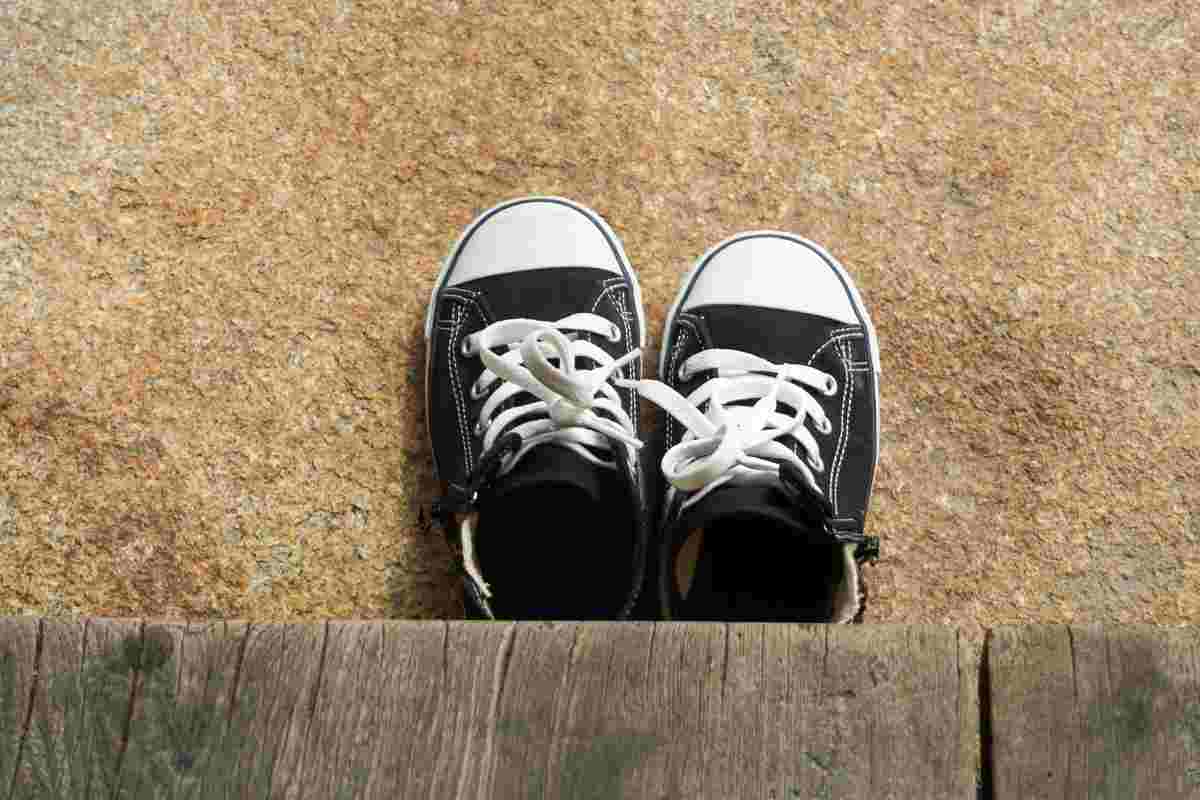 togliersi scarpe senza slacciarle cosa significa