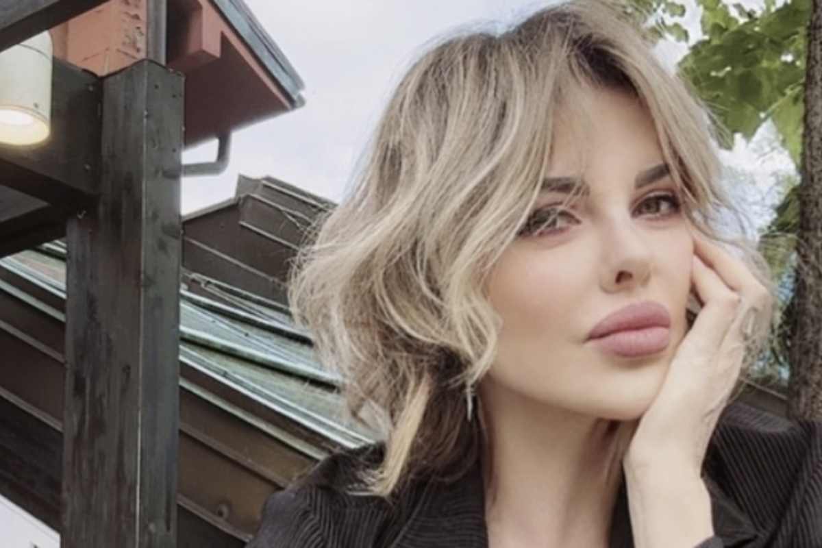 Grazie a un mix di allenamento costante, stile di vita sano e trattamenti estetici mirati, la showgirl torinese mantiene una silhouette tonica