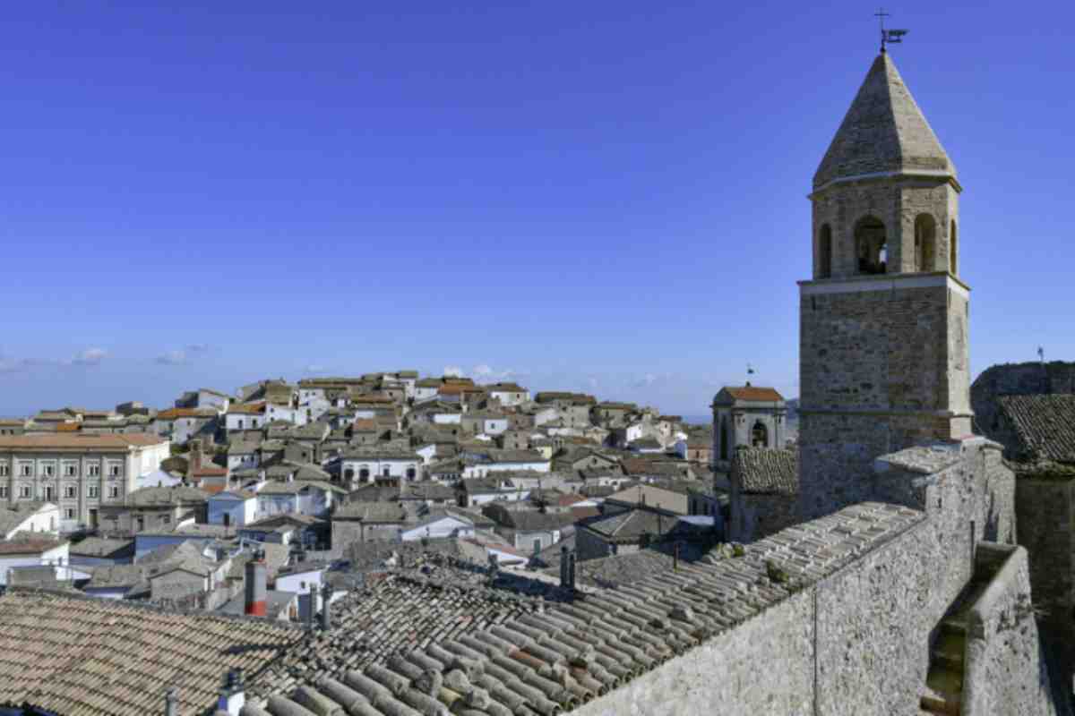 La peculiarità di questo borgo risiede nella sua capacità di offrire un’esperienza autentica e fuori dal comune,