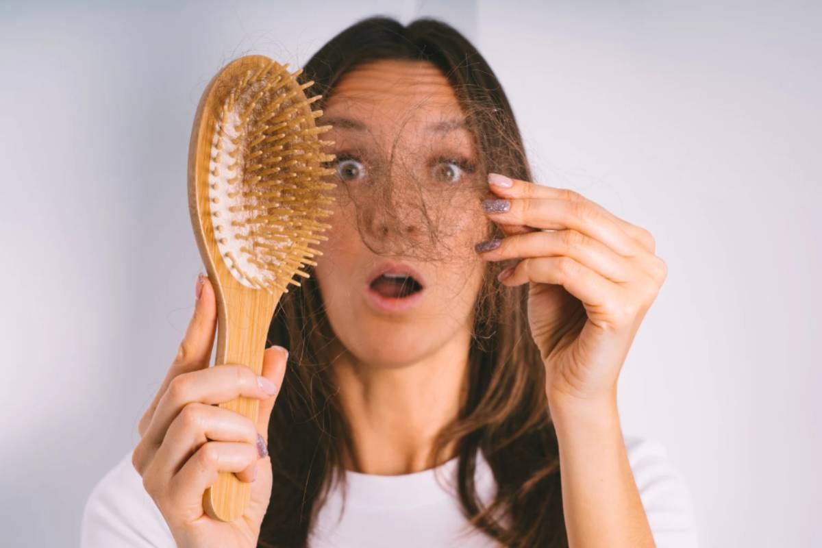 Perché in estate cadono i capelli?