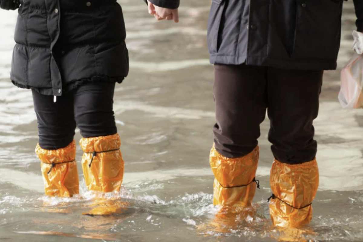 Di fronte a queste minacce, le autorità locali e nazionali hanno iniziato a sviluppare piani di resilienza urbana e protezione costiera.