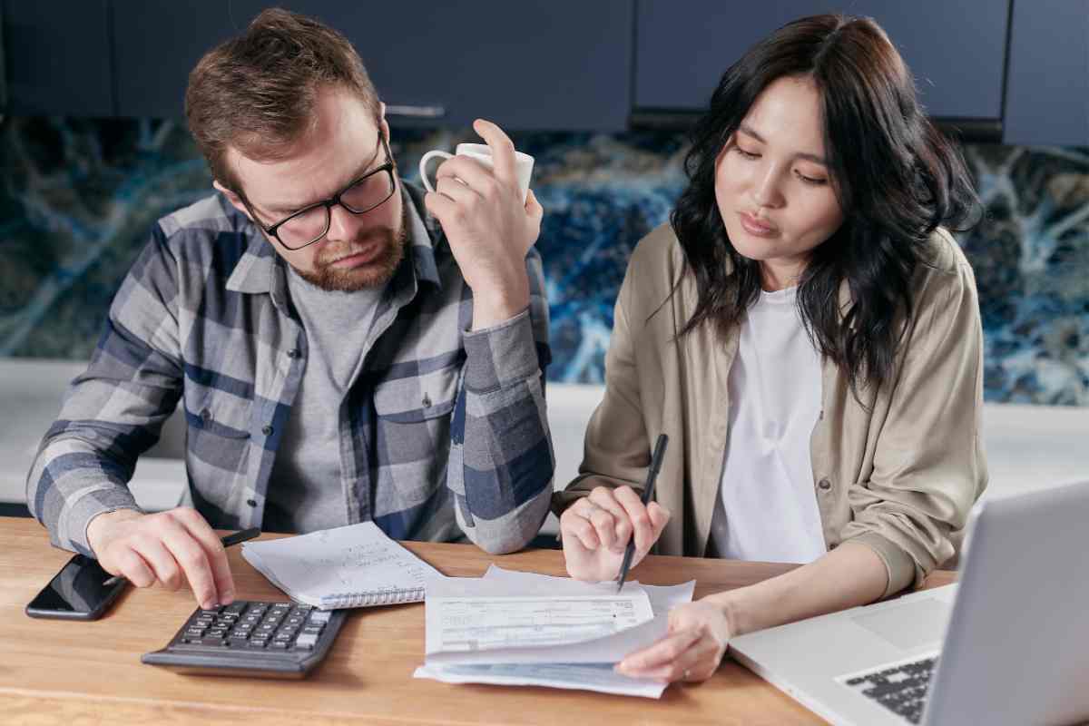 Coppia legge documento