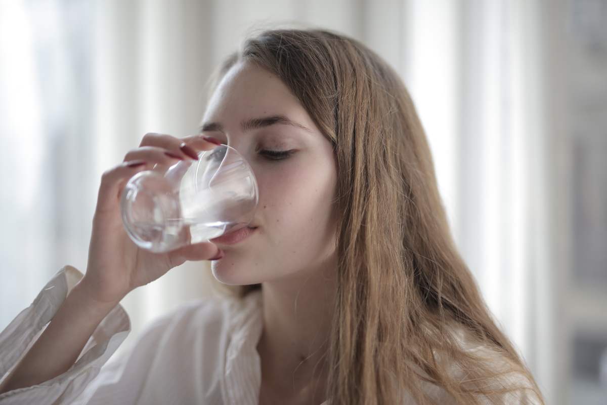 Donna beve acqua