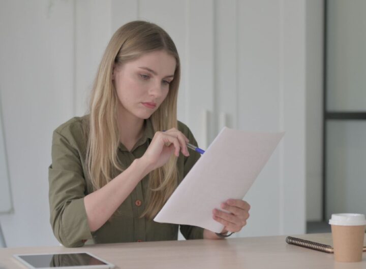 Donna legge documento