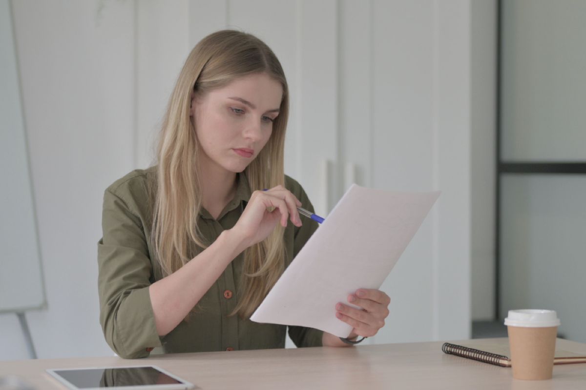 Donna legge documento