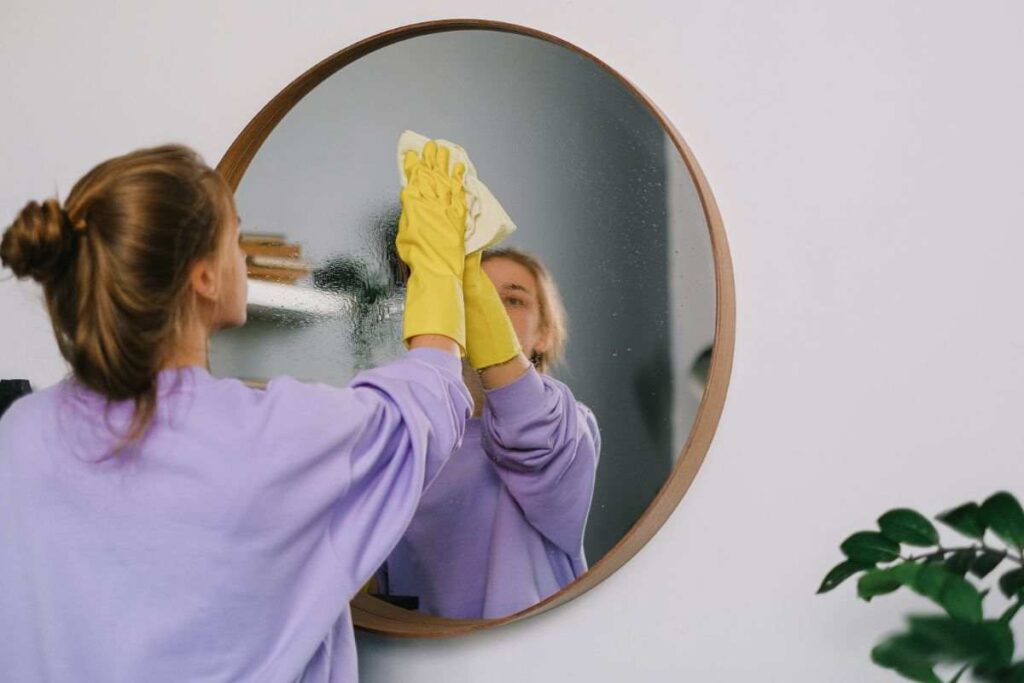 Come rimuovere le macchie e gli aloni con rimedi naturali