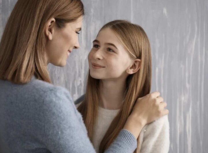 Una madre italiana ha scelto di crescere la propria figlia come se fosse l’anno 2000, privilegiando attività tradizionali