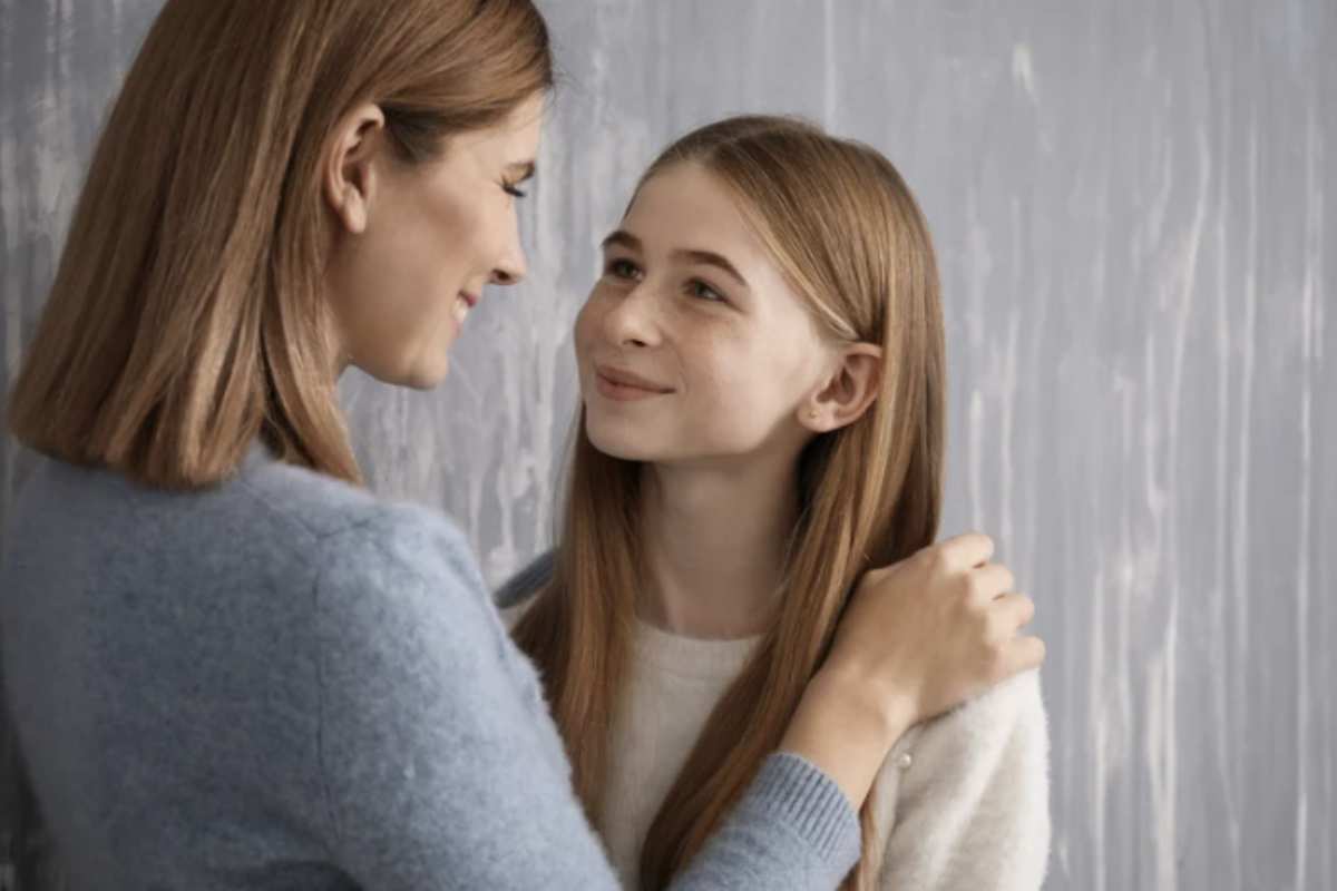 Una madre italiana ha scelto di crescere la propria figlia come se fosse l’anno 2000, privilegiando attività tradizionali