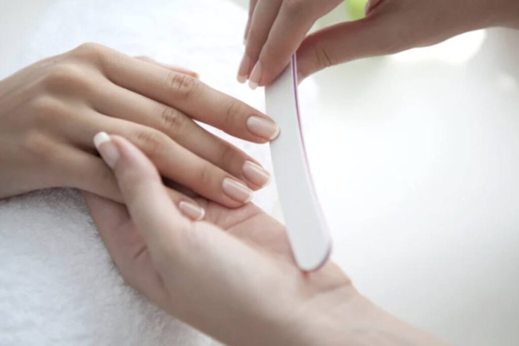 Per questo motivo, curare le unghie con una manicure fai da te è una pratica sempre più apprezzata, soprattutto quando il tempo o l’occasione rendono difficile