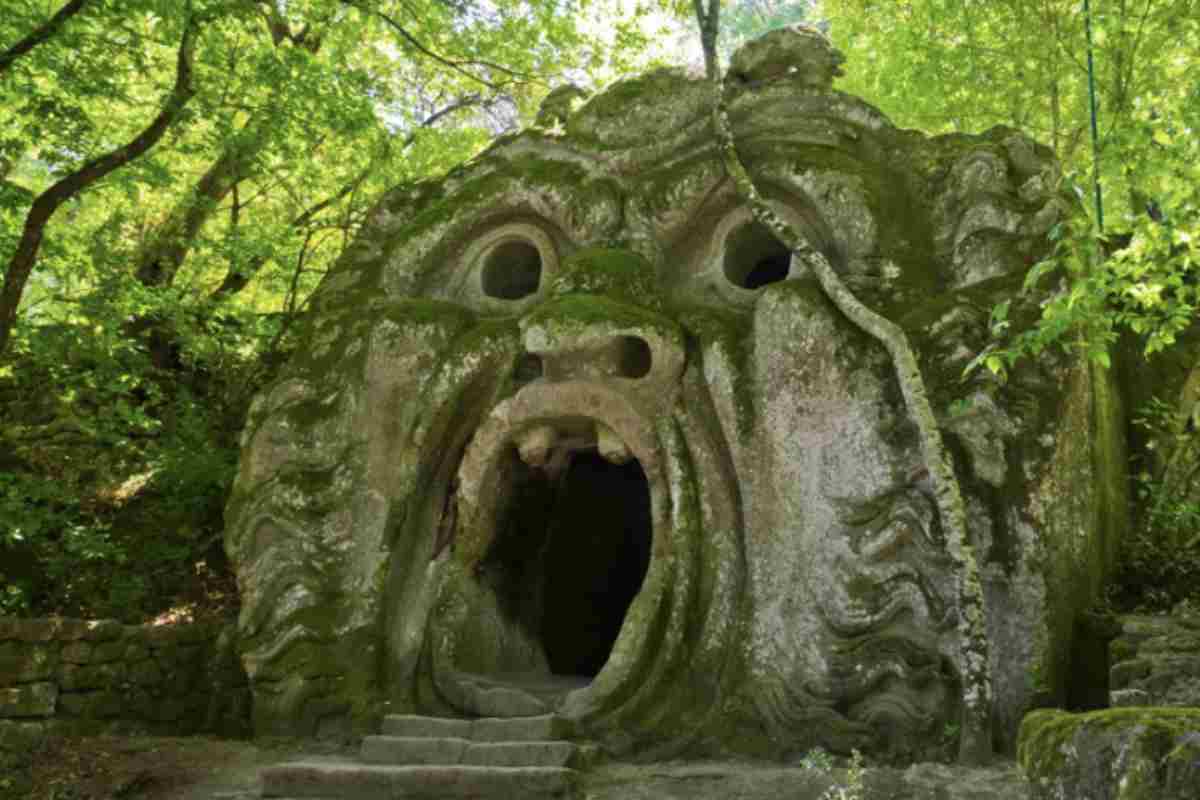 Nel cuore della Tuscia viterbese, a Bomarzo, sorge uno dei siti più emblematici e strani del Lazio: il Parco dei Mostri o Bosco Sacro.