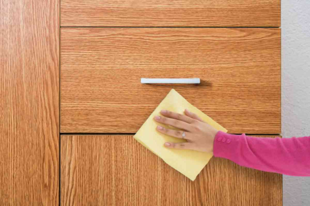 Dalle superfici antiche a quelle moderne laccate, conoscere le tecniche corrette e i prodotti giusti è essenziale per evitare danni