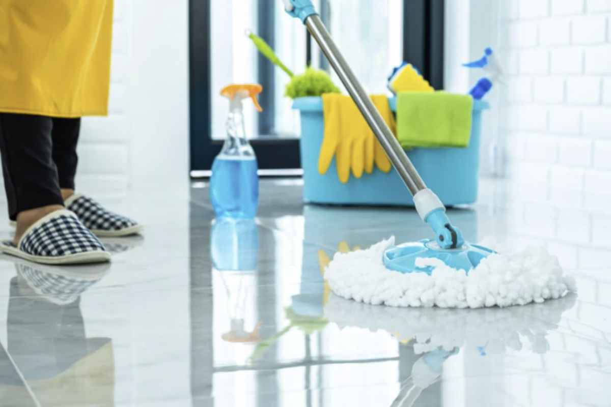 Tradizionalmente, per la pulizia dei pavimenti si ricorre a detersivi chimici o candeggina, ma igienizzare i pavimenti in modo naturale